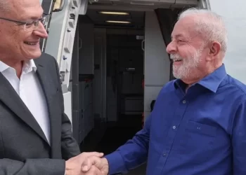 Lula embarca para China e Alckmin assume Presidência