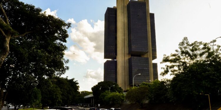 Divergências com Banco Central marcam 100 primeiros dias de governo