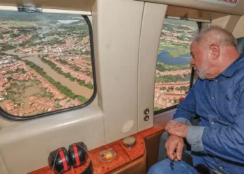 Lula sobrevoa áreas atingidas pelas chuvas no Maranhão