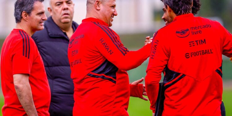 Flamengo adota paciência por novo treinador e interino tem prazo indeterminado