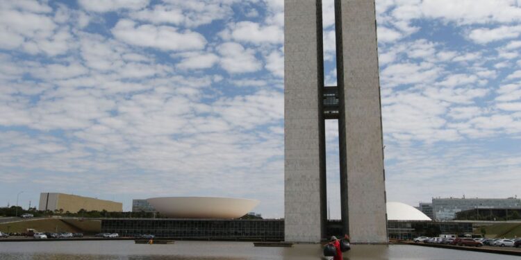 Congresso pode votar hoje reajuste de 9% para servidores do Executivo