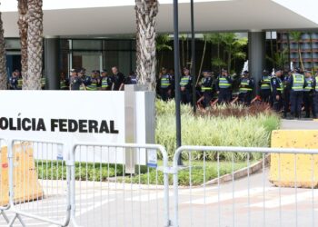 Bolsonaro chega à Polícia Federal para depor sobre atos golpistas