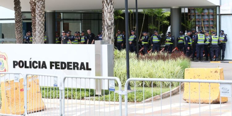 Bolsonaro chega à Polícia Federal para depor sobre atos golpistas