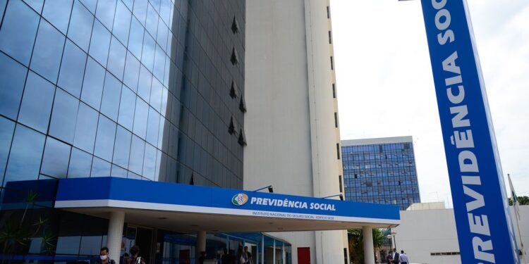 INSS precisa de recursos para reduzir filas, diz ministro da Previdência Social