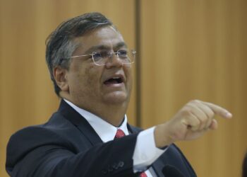 Escola Segura já fez centenas de prisões e apreensões, diz Flávio Dino