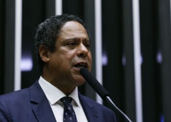 Relator protocola parecer do PL das Fake News