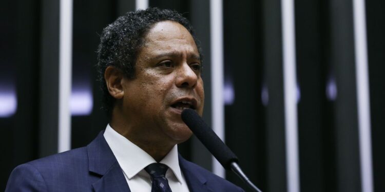 Relator protocola parecer do PL das Fake News