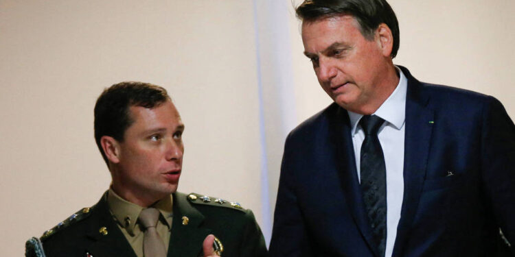PF faz busca em casa de Bolsonaro e prende ex-assessores do ex-presidente