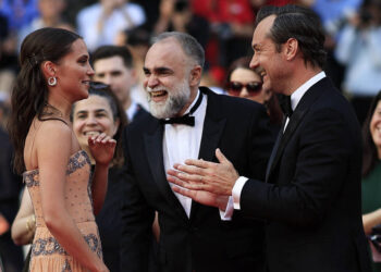 Cineasta cearense grita ‘viva o Lula’ ao lançar ‘Firebrand’ no Festival de Cannes