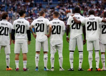 Vinicius Júnior recebe apoio durante jogo do Real Madrid