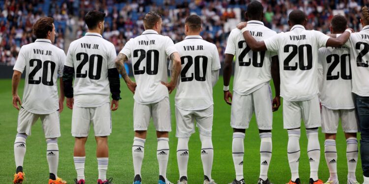 Vinicius Júnior recebe apoio durante jogo do Real Madrid