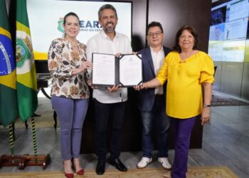 Governador do Ceará sanciona lei que garante pagamento do piso dos professores