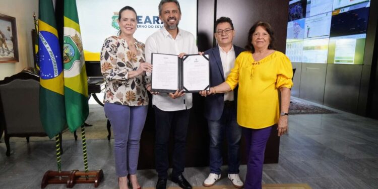Governador do Ceará sanciona lei que garante pagamento do piso dos professores