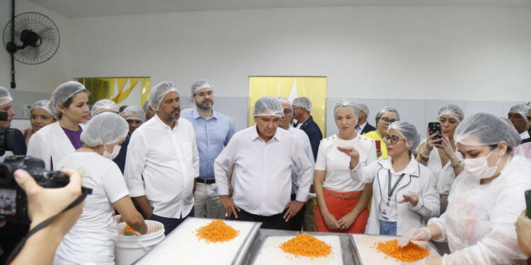 Referência no combate à fome no Ceará, fábrica do Mais Nutrição recebe visita do ministro Wellington Dias