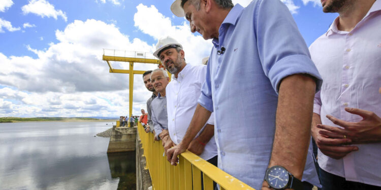 Governador Elmano de Freitas e ministro Waldez Góes vistoriam barragem de Jati
