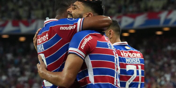 Fortaleza marca no fim, bate San Lorenzo e segue perfeito na Sul-Americana