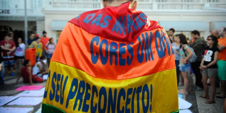 Brasil registrou ao menos 80 mortes violentas de LGBTs até o fim de abril deste ano