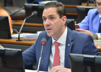 Projeto de Eduardo Bismarck que cria o Funalivros é aprovado na Comissão de Educação