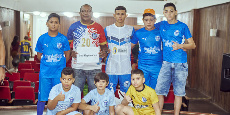 Peladeiros: Prefeitura do Aracati entrega uniformes para participantes do campeonato