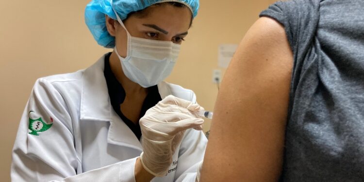 Ceará inicia vacinação contra mpox para profissionais de laboratório e público-alvo residente no Interior