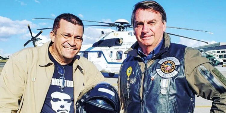 Assessor de Bolsonaro admite emissão de certificado mesmo sem ter se vacinado