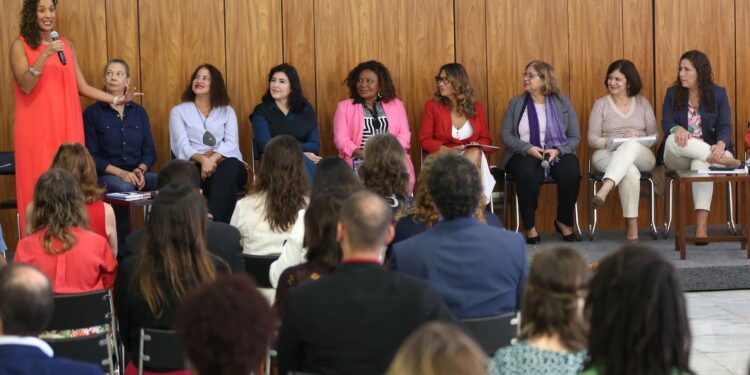 Mulheres ocupam 34% de cargos com alta de liderança no setor público