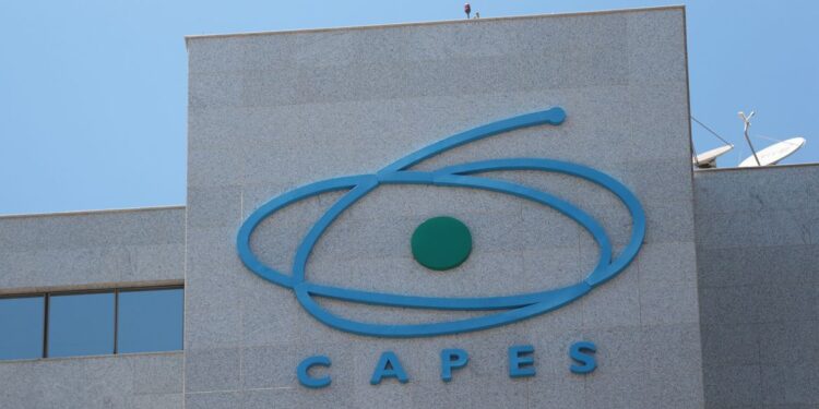 Capes lança programa de apoio a eventos de capacitação de professores