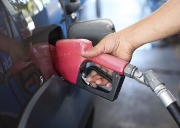 Petroleiros aprovam medida que barateia preço dos combustíveis