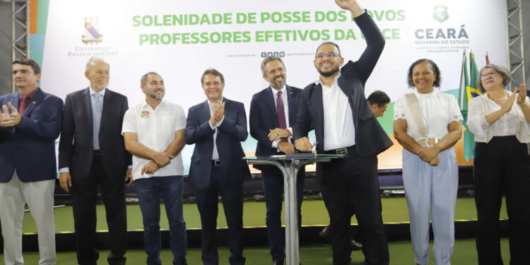 Uece ganha novos 130 professores empossados após concurso público