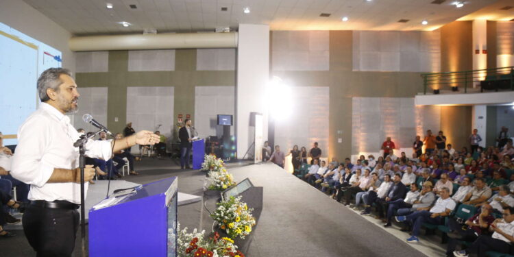 Governador Elmano de Freitas participa do 1° Fórum Desenvolve Nordeste, no Crato, junto a representantes do governo federal