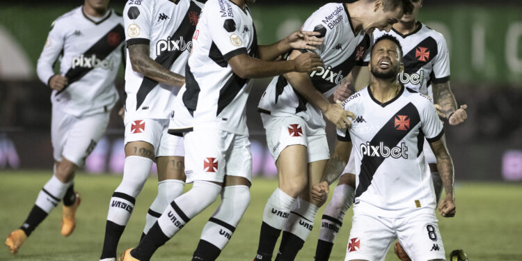 Vasco bate Cuiabá em estádio sem torcida e volta a vencer após 10 jogos