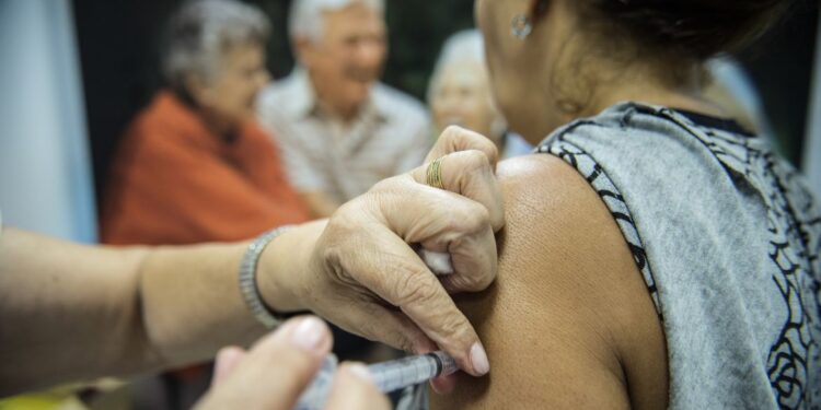 Mais de 43 milhões de pessoas já se vacinaram contra gripe no Brasil