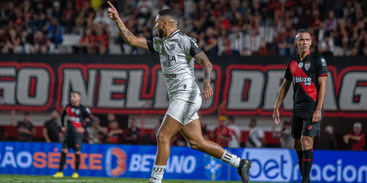 Fora de casa, Ceará vence Atlético-GO e encosta no G-4 da Série B