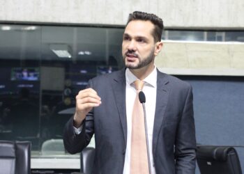 Guilherme Bismarck destaca participação de Elmano de Freitas em seminário de gestores