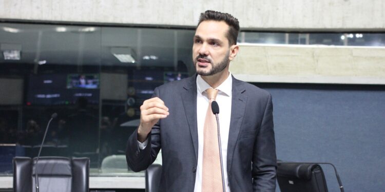 Guilherme Bismarck destaca participação de Elmano de Freitas em seminário de gestores