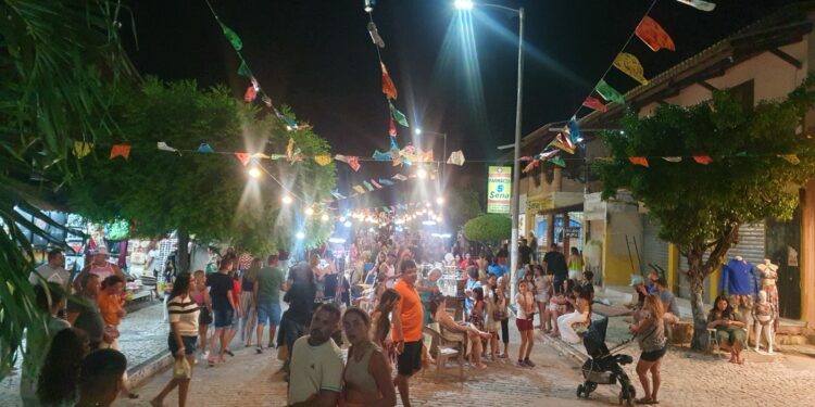 Feriadão movimenta sábado em Canoa Quebrada, um dos destinos mais procurados do Ceará