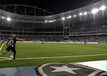 Botafogo recebe Fortaleza para se distanciar na liderança do Brasileirão