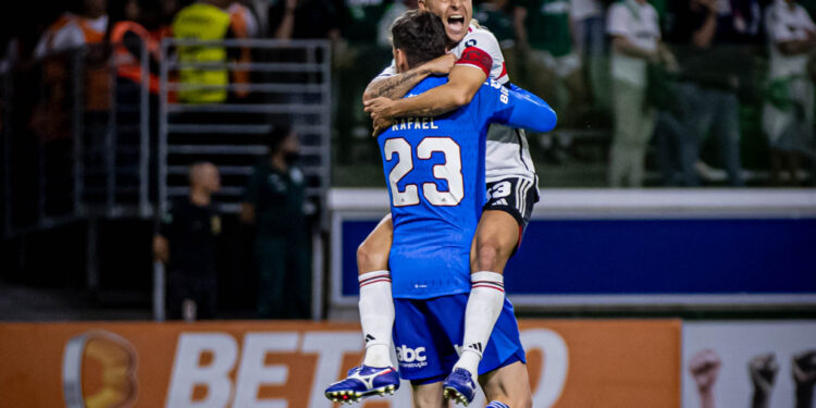 São Paulo vira, elimina Palmeiras no Allianz e vai à semi da Copa do Brasil