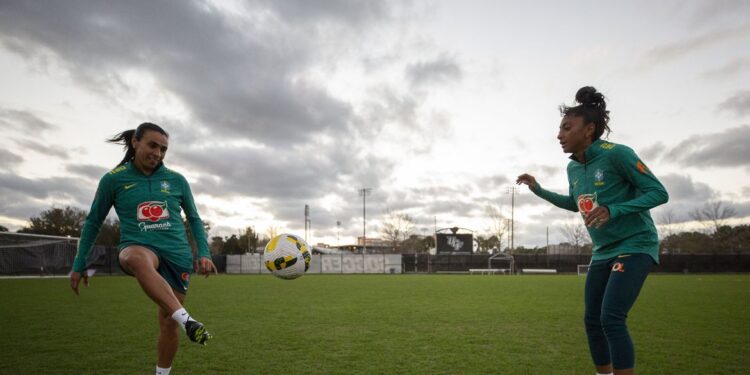 Com passagem de bastão, Marta lidera geração em última Copa do Mundo