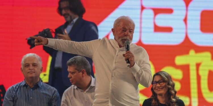 Lula retoma promessa de picanha e xinga suspeito de hostilizar Moraes em evento com metalúrgicos