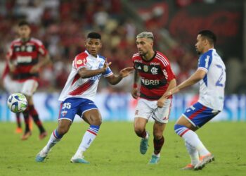 Gabigol e Arrascaeta marcam e Flamengo vence o Fortaleza no Brasileirão
