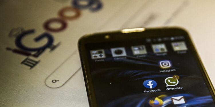 Google e Facebook devem retirara anúncios falsos sobre o Desenrola