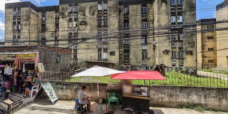 Corpo de homem é retirado dos escombros de desabamento em Pernambuco