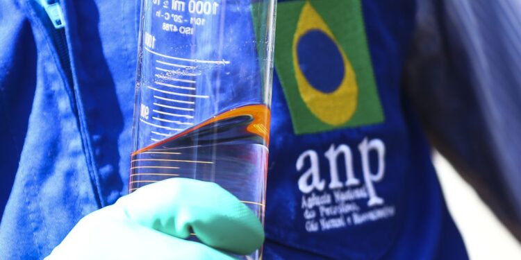 Produção brasileira de petróleo aumenta 4% em 2022, diz ANP