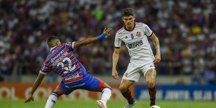 Flamengo enfrenta Fortaleza de olho na vice-liderança do Brasileirão