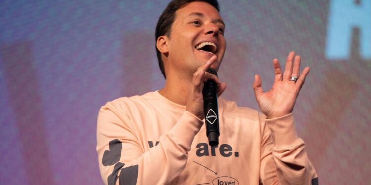 MPF abre investigação para apurar falas do pastor André Valadão