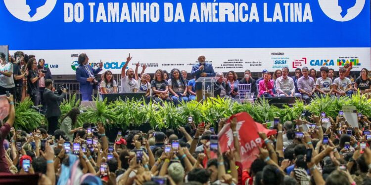 Lula participa de congresso da UNE e promete mais universidades