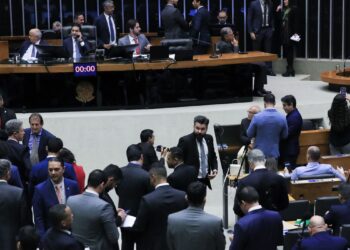 Sem relatório, votação do arcabouço fiscal fica para agosto