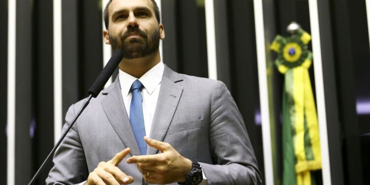 Professora pede abertura de investigação contra Eduardo Bolsonaro