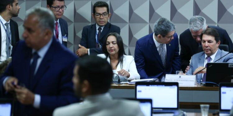 Sem pauta publicada, CPMI tenta acordo entre governistas e oposição